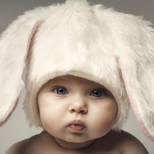 Niedliches Baby im Hasenhut