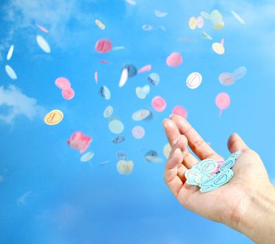 Bunte Konfetti im Himmel