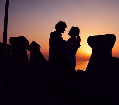 Romantische Silhouette bei Sonnenuntergang