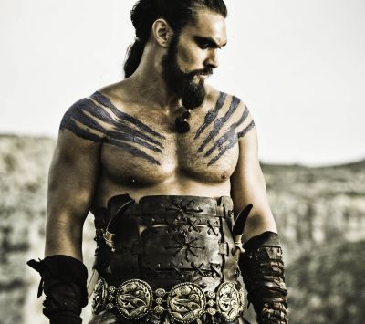 Fantastischer Krieger mit Tribal-Tattoos