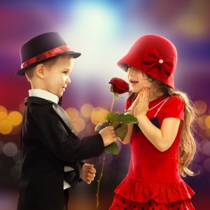 Niedliche Kinder in der Liebe