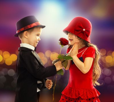 Niedliche Kinder in der Liebe