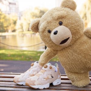 Süßer Teddybär mit Sneakers
