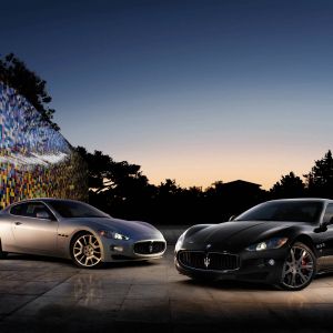 Maserati Autos bei Sonnenuntergang