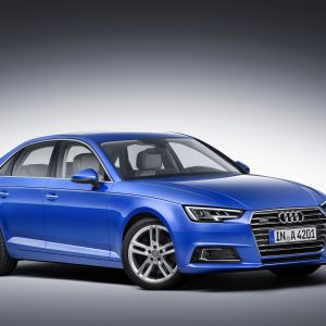 Blauer Audi A4 Sedan