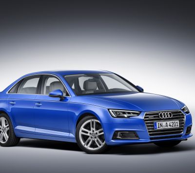 Blauer Audi A4 Sedan