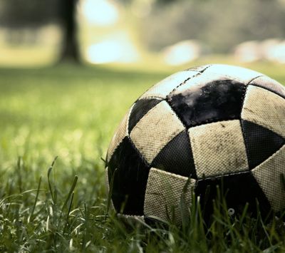 Fußball auf dem Gras