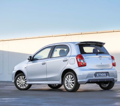 Silbernes Auto Toyota Etios