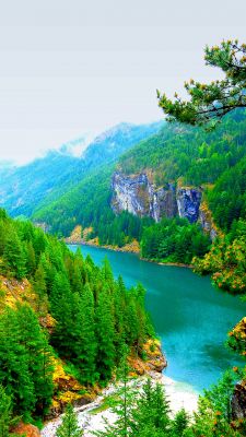 Ruhiger Bergsee