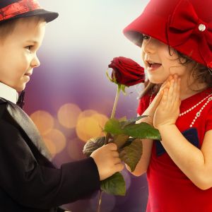 Niedliche Kinder mit Rose