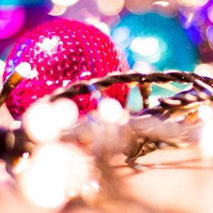 Bunte Weihnachtsornamente