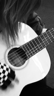 Gitarre Spielen in Schwarz-Weiß