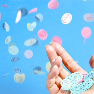 Bunte Konfetti im Himmel