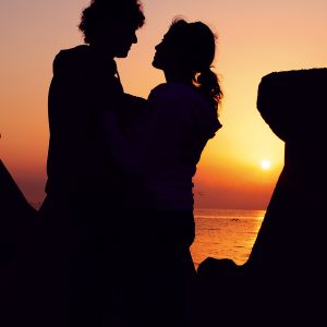 Romantische Silhouette beim Sonnenuntergang
