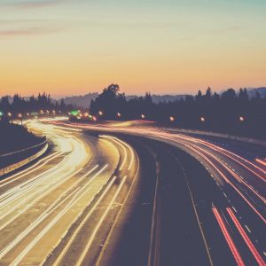 Autobahn bei Sonnenuntergang