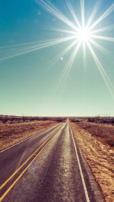 Sonnige Straßenlandschaft