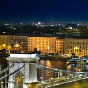 Nachtansicht der Kettenbrücke