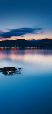 Ruhiger Sonnenuntergang über Wasser