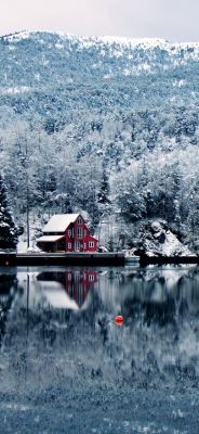 Schneelandschaft mit rotem Haus